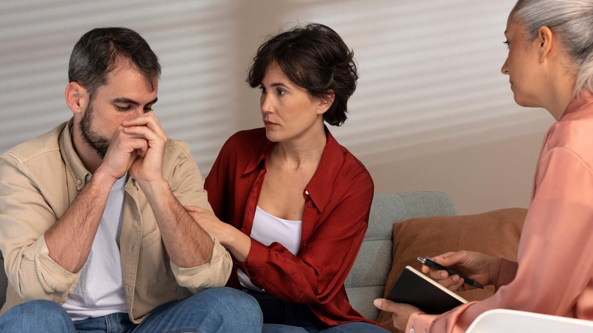 Therapist helping couple on how to help someone with addiction.
