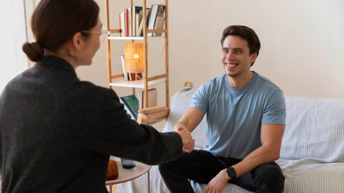A profissional talking to a client in an individual session during dual diagnosis treatment in New Jersey.