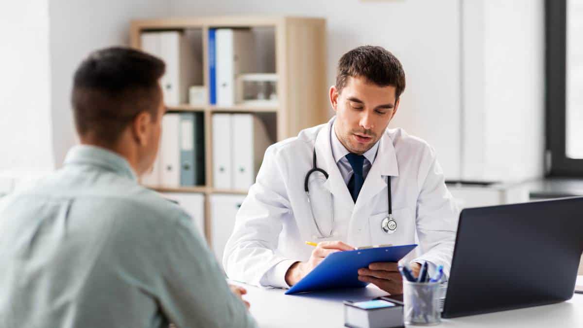 A specialist guiding his client through New Jersey medication-assisted treatment.