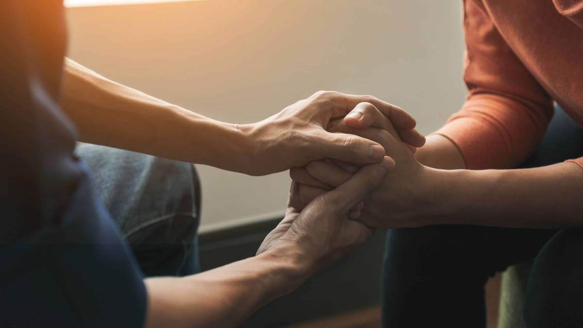 Therapist encouraging client to begin recovery at a heroin addiction treatment in New Jersey.